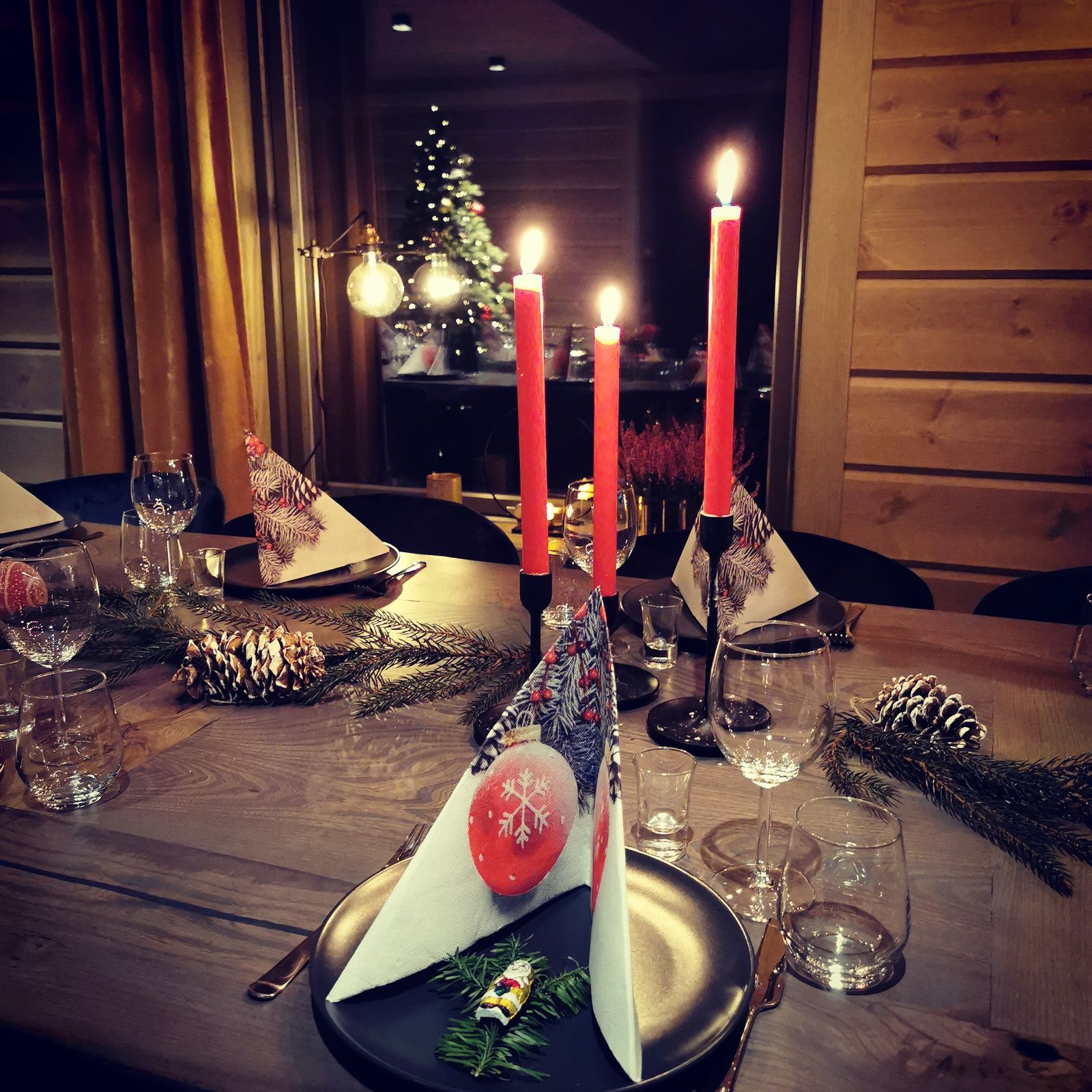 Bordet dekt til julebord med raude lys i Timblalodgen