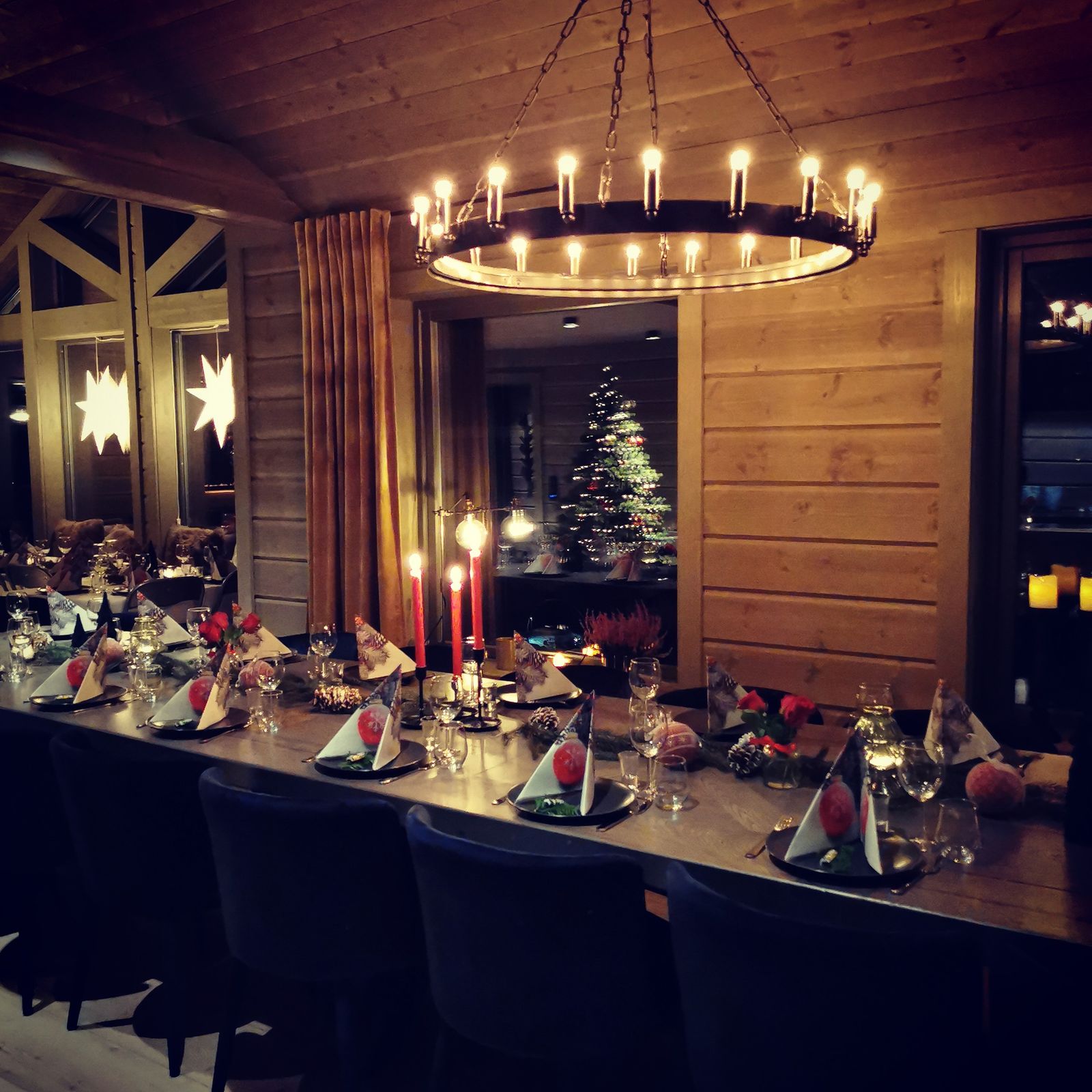 Dekt julebord ved langbordet i Timblalodgen i Hodlekve